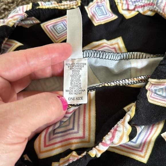 Lularoe geometric leggings one size - Picture 6 of 6